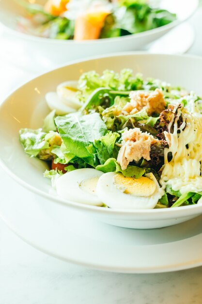 Ensalada de atún fresco en un tazón blanco