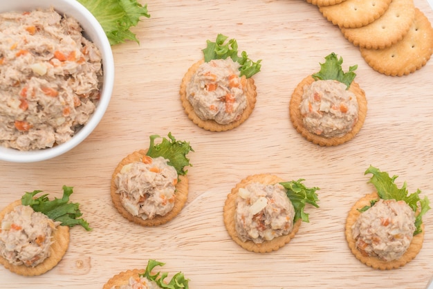 ensalada de atún con galleta