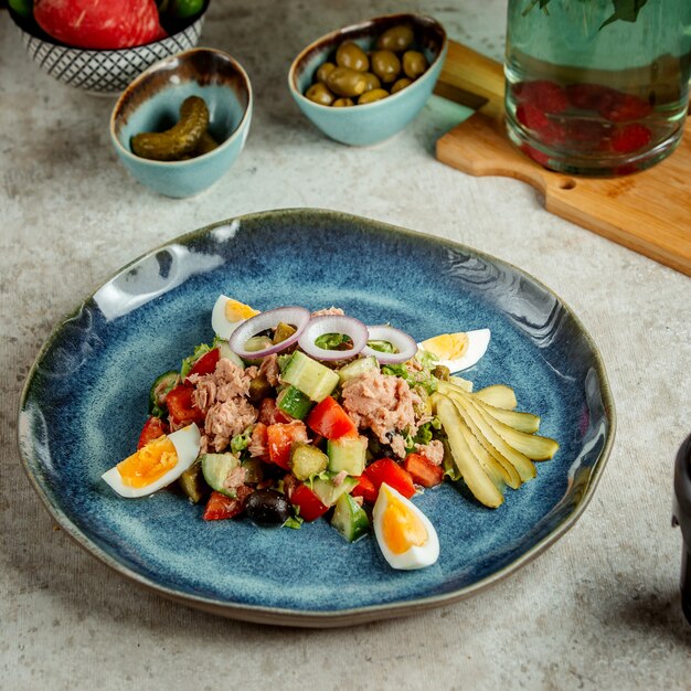 Ensalada de atún con huevo y pepinillos