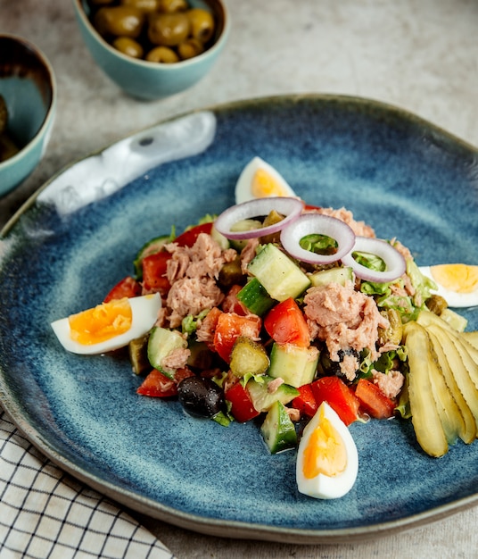 Ensalada de atún con huevo en rodajas