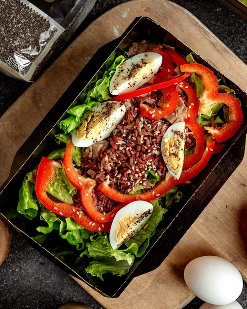 Ensalada de atún con huevo en rodajas