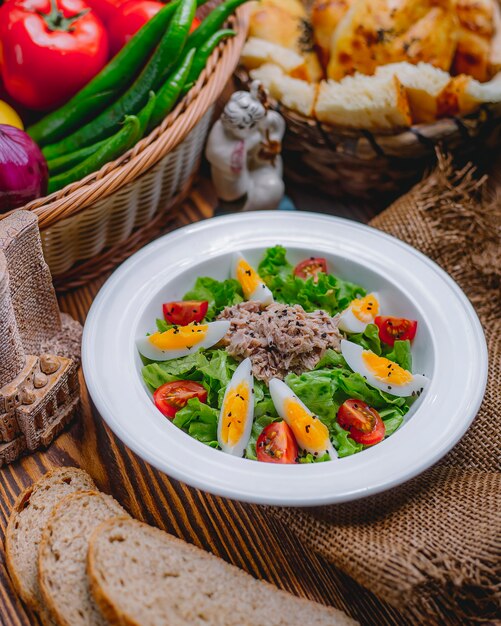 Ensalada de atún huevo tomate lechuga sésamo vista lateral