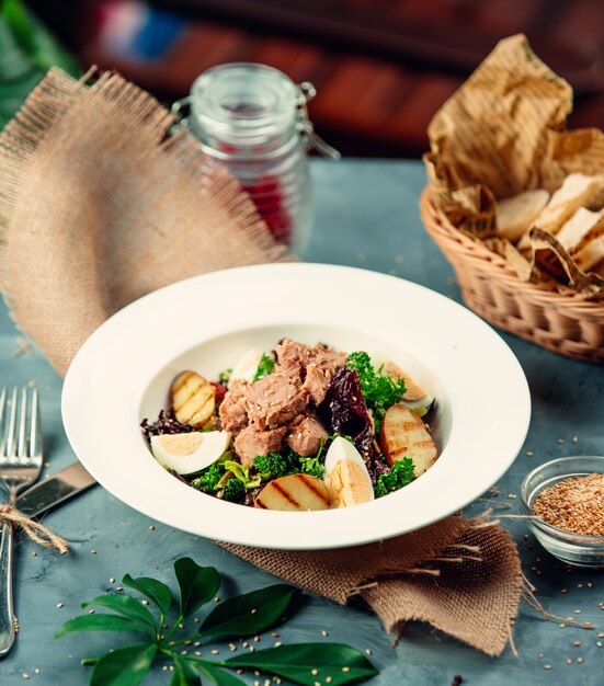 Ensalada de atún con huevos duros y rúcula