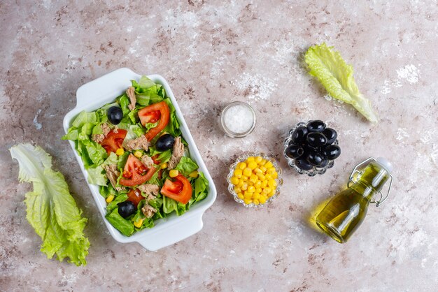 Ensalada de atún con lechuga, aceitunas, maíz, tomates, vista superior