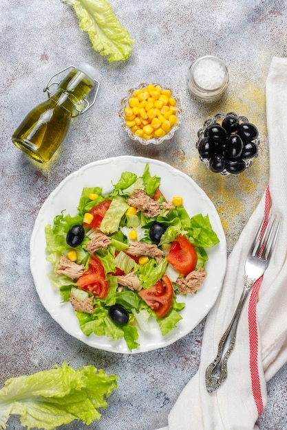 Ensalada de atún con lechuga, aceitunas, maíz, tomates, vista superior