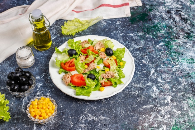 Ensalada de atún con lechuga, aceitunas, maíz, tomates, vista superior