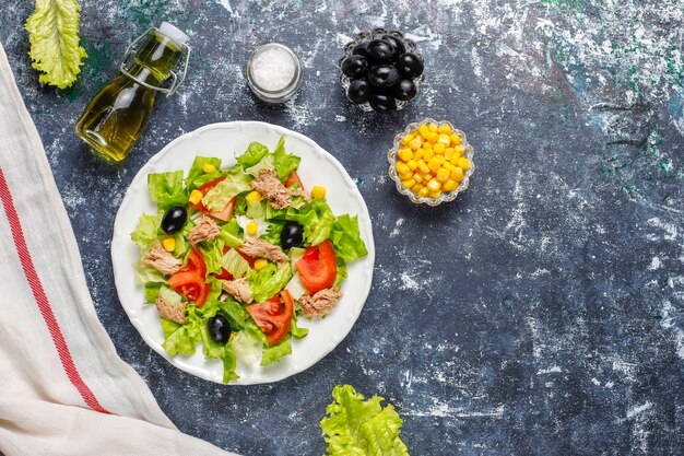 Ensalada de atún con lechuga, aceitunas, maíz, tomates, vista superior