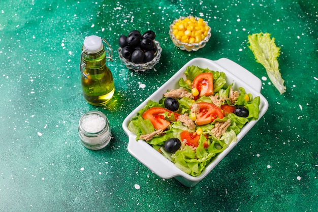 Ensalada de atún con lechuga, aceitunas, maíz, tomates, vista superior