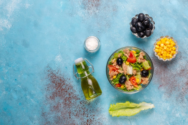 Ensalada de atún con lechuga, aceitunas, maíz, tomates, vista superior