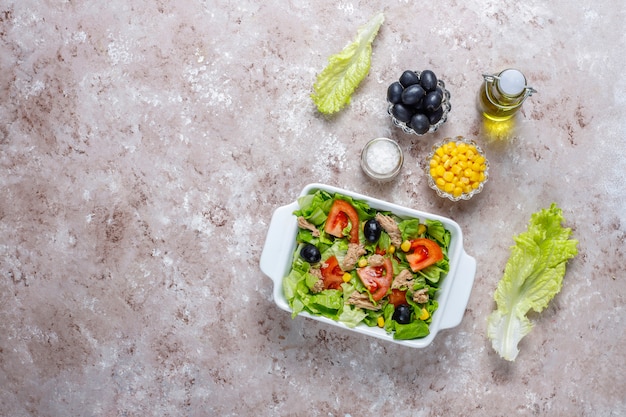 Ensalada de atún con lechuga, aceitunas, maíz, tomates, vista superior