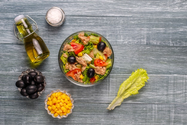 Ensalada de atún con lechuga, aceitunas, maíz, tomates, vista superior