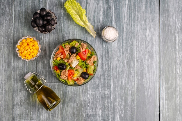 Ensalada de atún con lechuga, aceitunas, maíz, tomates, vista superior