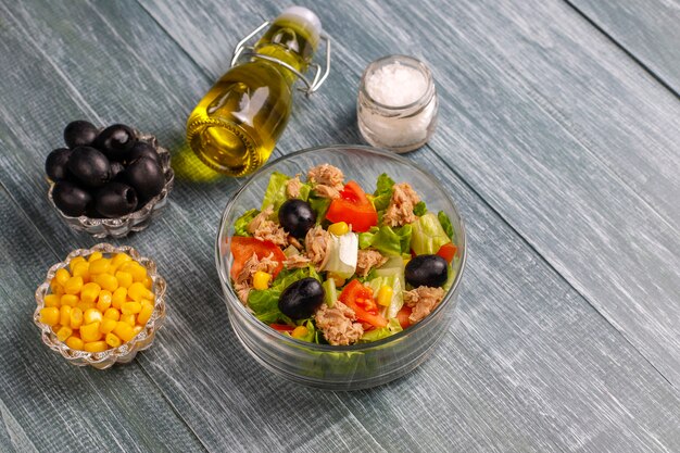 Ensalada de atún con lechuga, aceitunas, maíz, tomates, vista superior