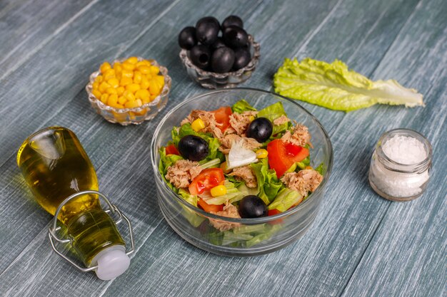 Ensalada de atún con lechuga, aceitunas, maíz, tomates, vista superior