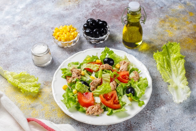 Foto gratuita ensalada de atún con lechuga, aceitunas, maíz, tomates.