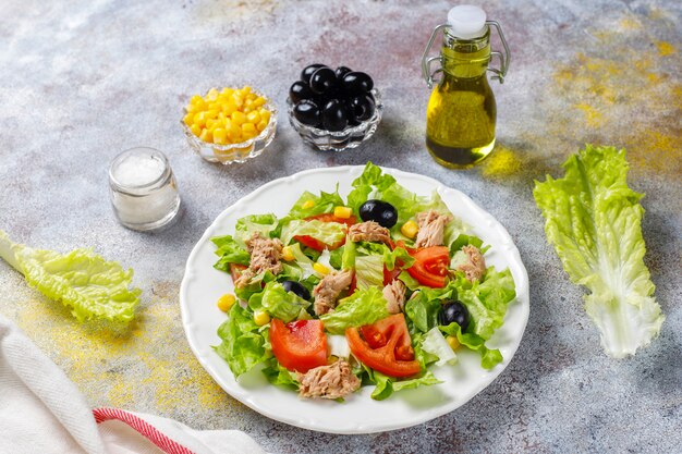 Ensalada de atún con lechuga, aceitunas, maíz, tomates.