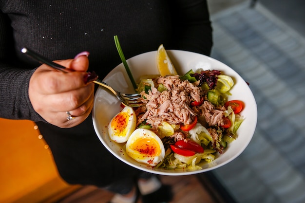 Foto gratuita ensalada de atún con lechuga, huevo, pepino y tomate