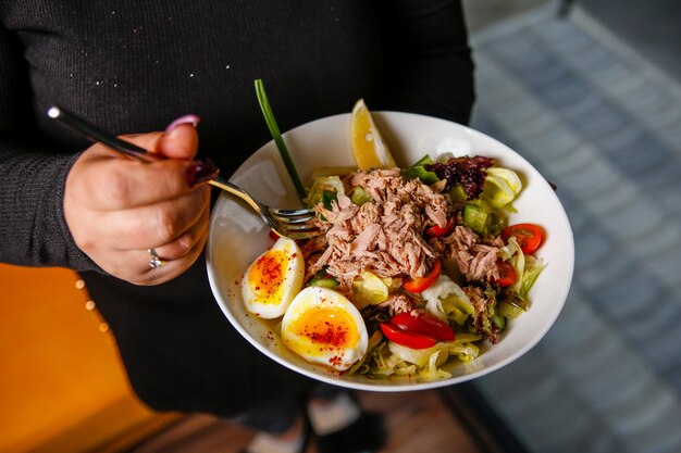 Ensalada de atún con lechuga, huevo, pepino y tomate