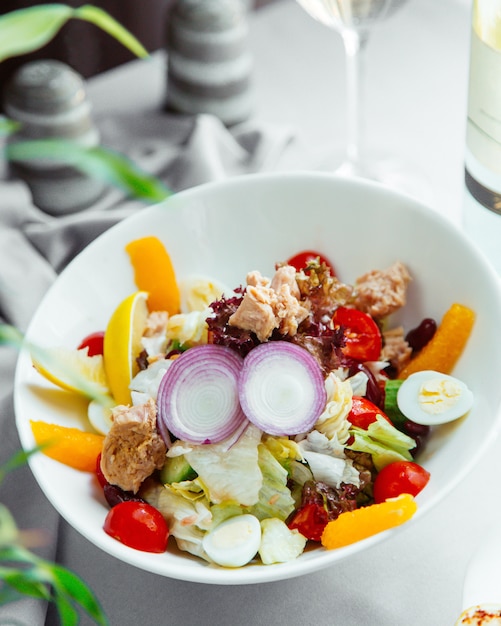 Ensalada de atún con lechuga pimientos tomate y limón