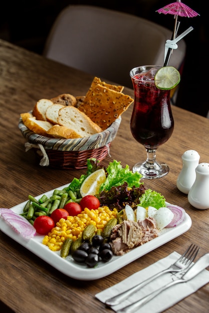 Ensalada de atún con pan sobre la mesa