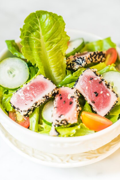 Ensalada De Atún A La Parrilla En Tazón Blanco - Comida Saludable