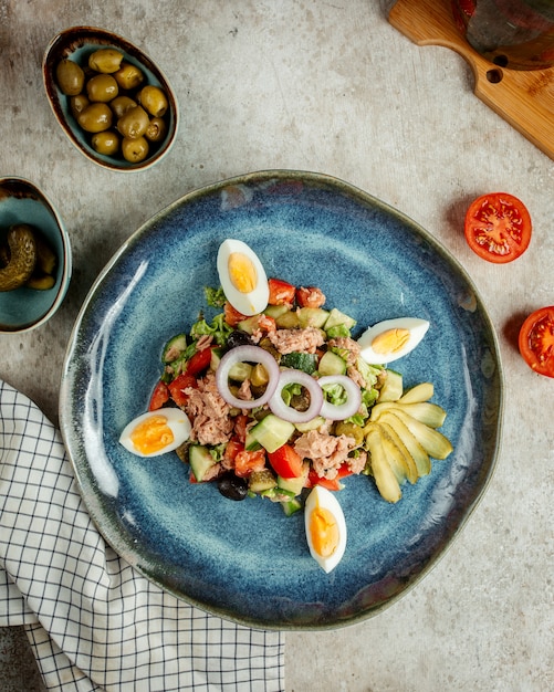 Ensalada de atún con rodajas de huevo y pepinillos