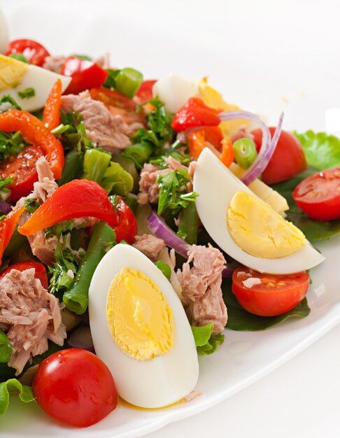 Ensalada de atún, tomate, papa y cebolla.