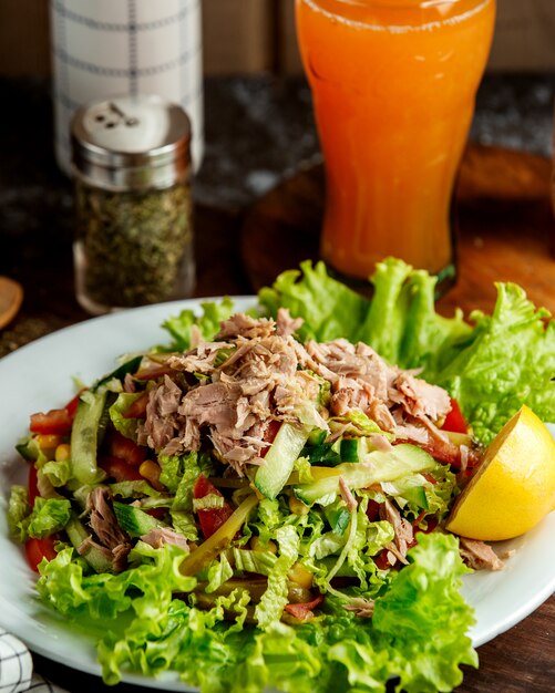 Ensalada de atún y vaso de jugo