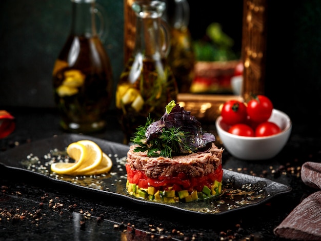 Ensalada de atún con verduras en el plato