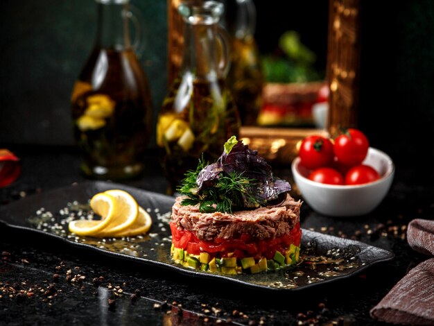 Ensalada de atún con verduras en el plato