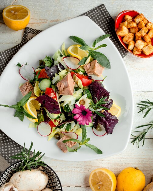 Ensalada de atún con verduras sobre la mesa