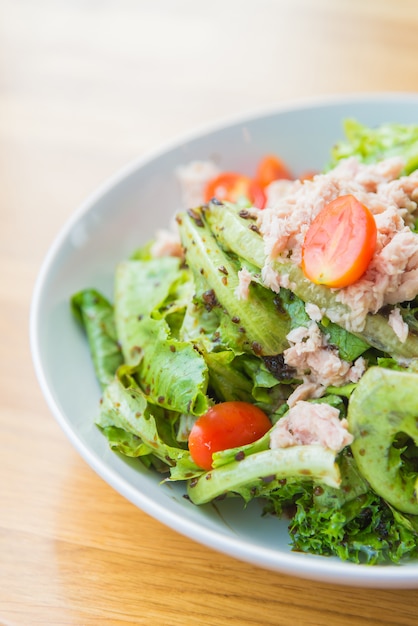 Foto gratuita ensalada de atún