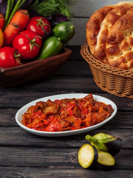 ensalada de berenjena asada con tomate y pimientos verdes