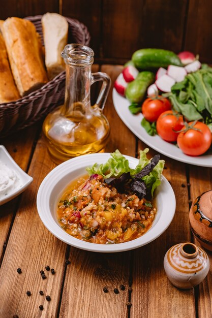 Ensalada de berenjenas a la plancha con tomate pimiento cebolla y hierbas verticales