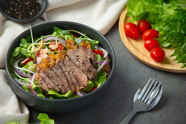 Ensalada de bife de ternera a la plancha con verduras y salsa. comida sana.