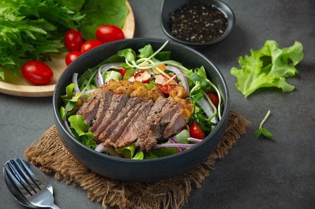 Ensalada de bife de ternera a la plancha con verduras y salsa. comida sana.