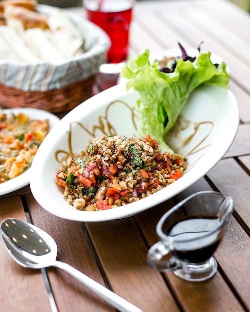 Ensalada Bulgur tomate nueces cebolla pollo vista lateral