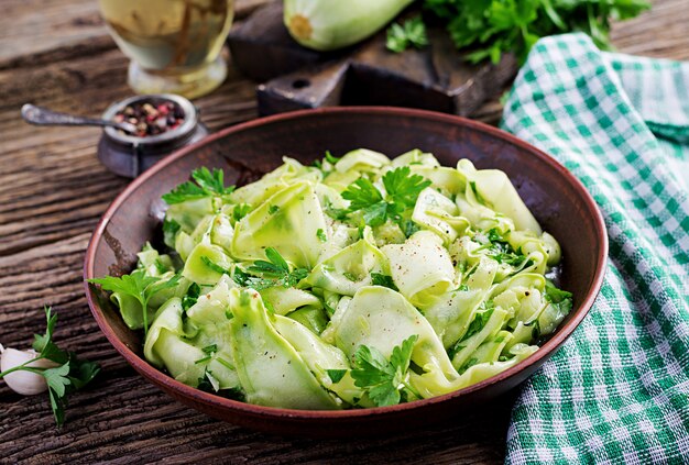 Ensalada de calabacín marinado en especias