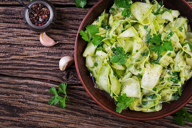 Ensalada de calabacín marinado en especias