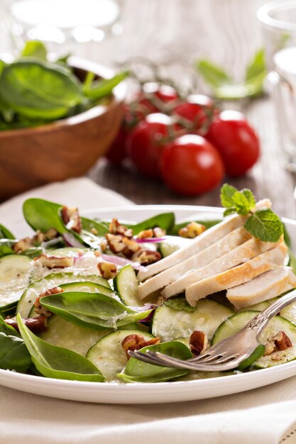 Ensalada de calabacín y pollo con espinacas