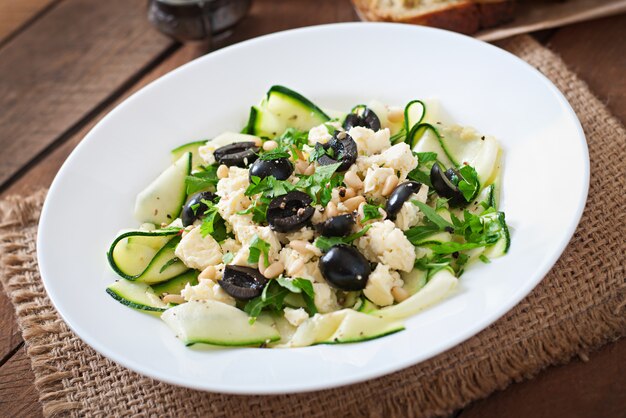 Ensalada de calabacín con queso feta, aceitunas y piñones