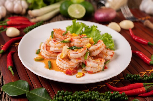 Ensalada de camarones blancos con lechuga Maíz y cebolleta picada