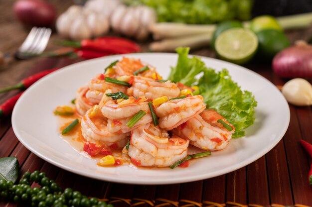 Ensalada de camarones blancos con lechuga Maíz y cebolleta picada