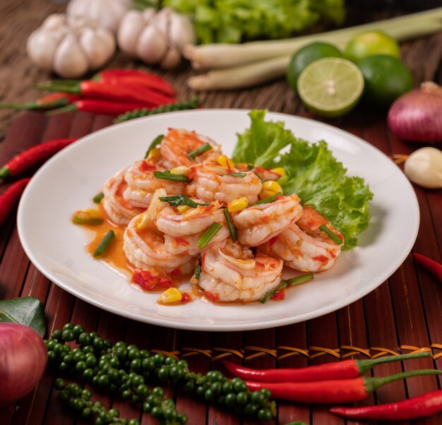 Ensalada de camarones blancos con lechuga Maíz y cebolleta