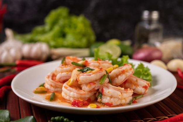 Ensalada de camarones blancos con lechuga Maíz y cebolleta