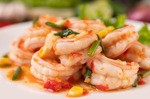 Ensalada de camarones blancos con lechuga Maíz y cebolleta