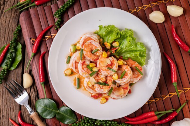 Ensalada de camarones blancos con lechuga Maíz y cebolleta