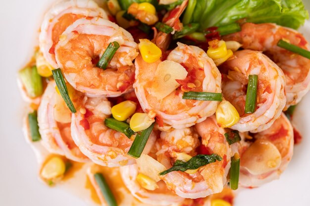 Ensalada de camarones blancos con lechuga Maíz y cebolleta