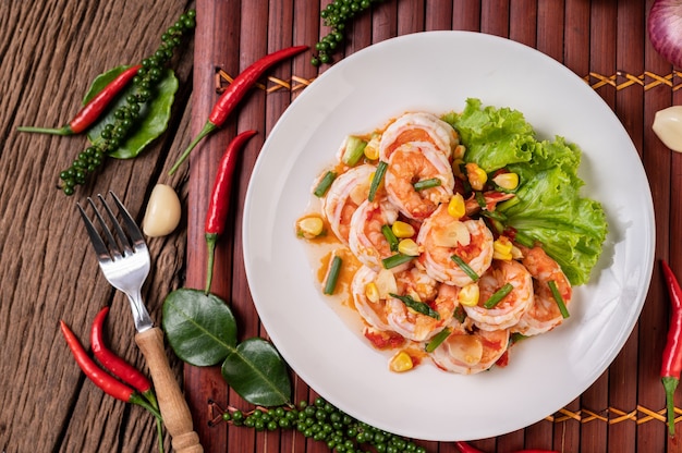 Ensalada de camarones blancos con lechuga Maíz y cebolleta