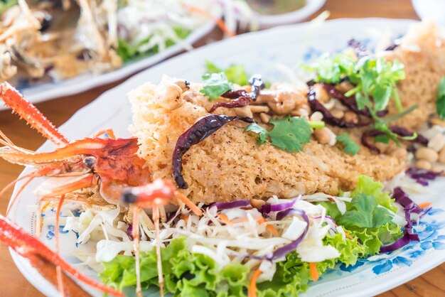 Ensalada de camarones crujientes